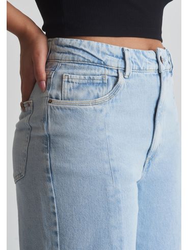 Calça jeans com fenda
