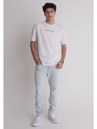 Calça jeans slim com puídos