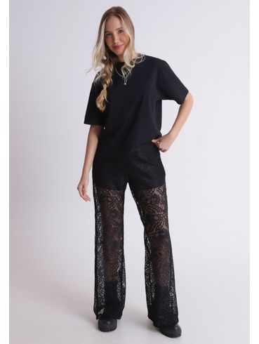 Calça flare em renda
