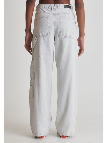 Calça jeans wide leg bolso carpinteiro