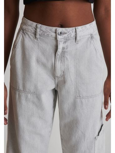 Calça jeans wide leg bolso carpinteiro