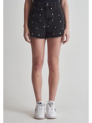 Short jeans corações bordados