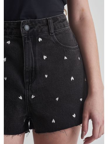 Short jeans corações bordados