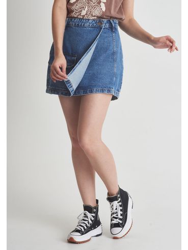 Saia jeans transpassada com bolso cargo