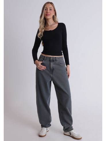 Calça jeans balloon com lavanderia rosada