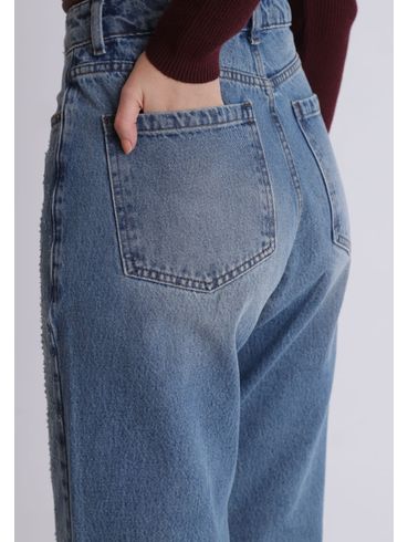 Calça jeans reta com puídos