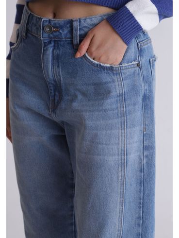 Calça jeans mom com recortes