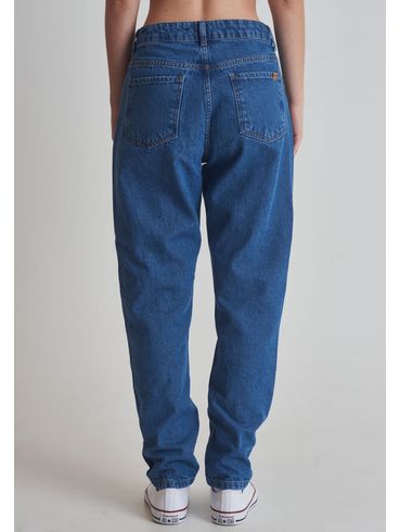 Calça jeans mom cintura média