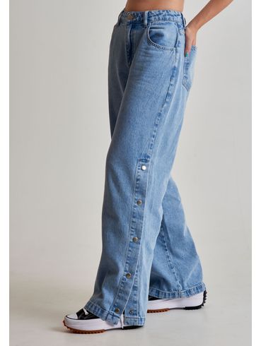 Calça jeans wide leg com botões na lateral