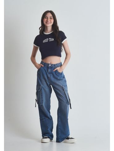 Calça jeans baggy cintura alta com bolsos cargo