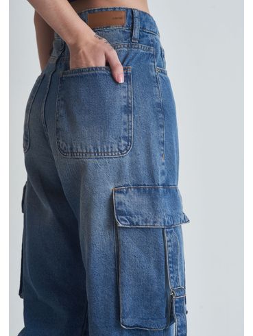 Calça jeans baggy cintura alta com bolsos cargo