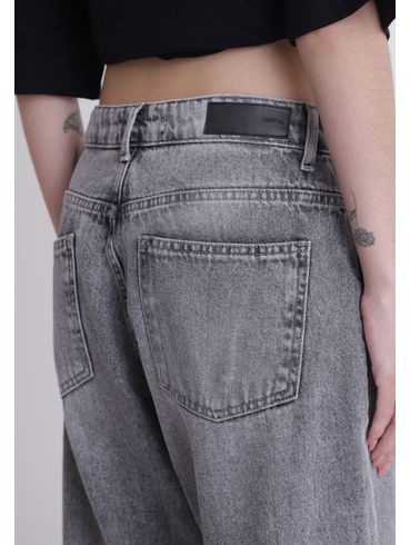 Calça jeans mom cintura média