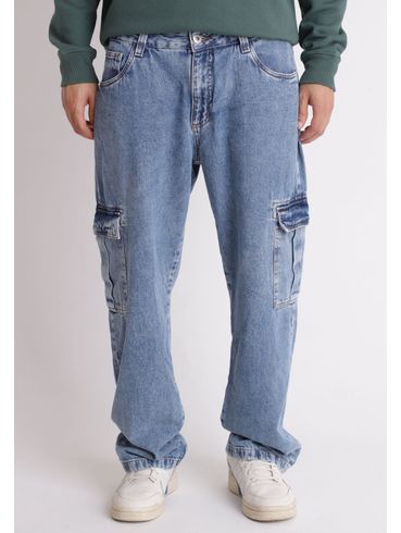 Calça jeans cargo com pregas nos bolsos