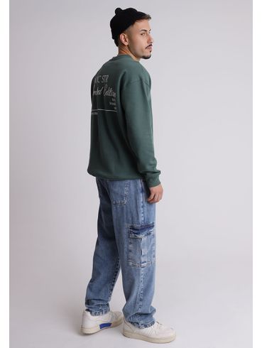 Calça jeans cargo com pregas nos bolsos